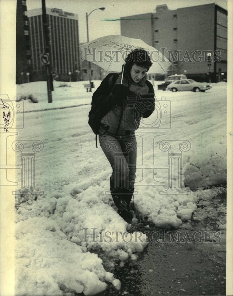 1985,Cari Solochek make her way through the slush in Milwaukee - Historic Images