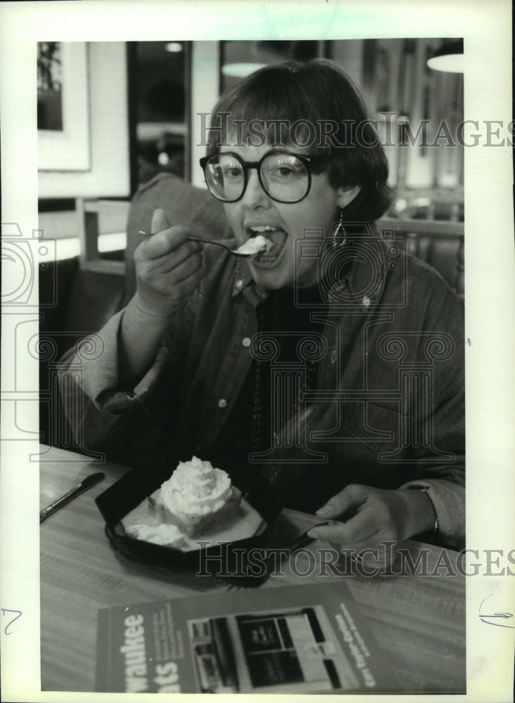 1993 Press Photo Cari Taylor-Carlson Eats Bread Pudding at Cafe in Milwaukee - Historic Images