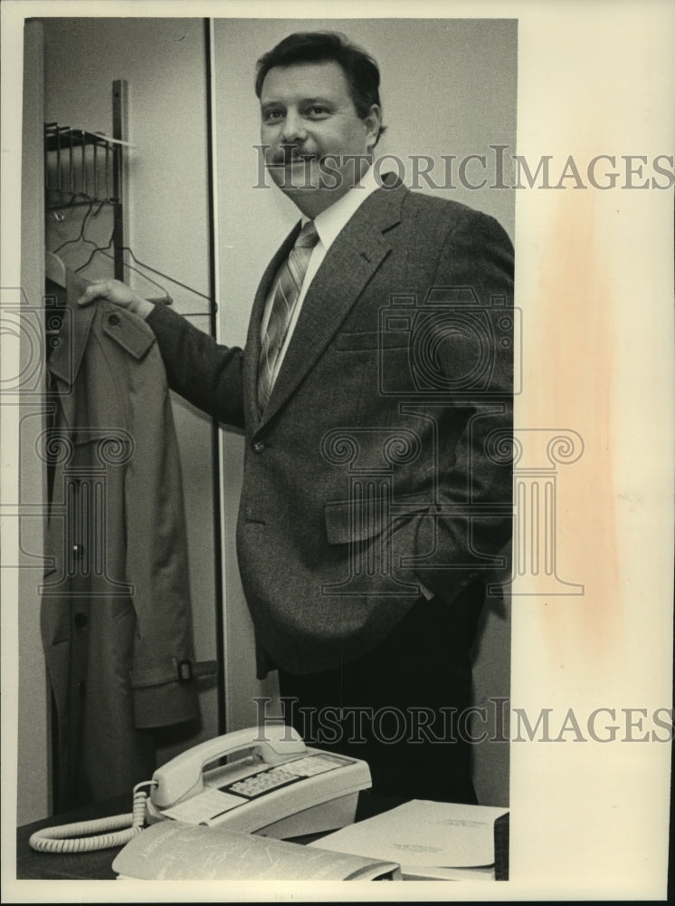 1988 Press Photo Thomas Taylor at County Court House in Milwaukee - mjc06239 - Historic Images