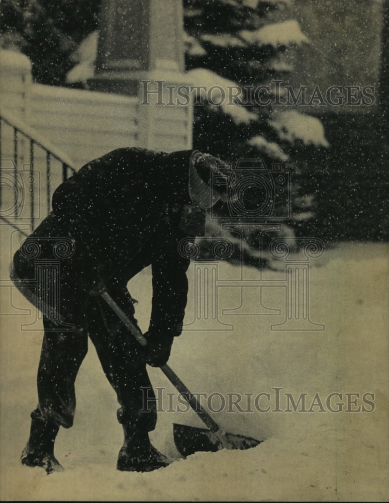 1985, Russ Losinski shovel his driveway in Stevens Point - mjc06395 - Historic Images