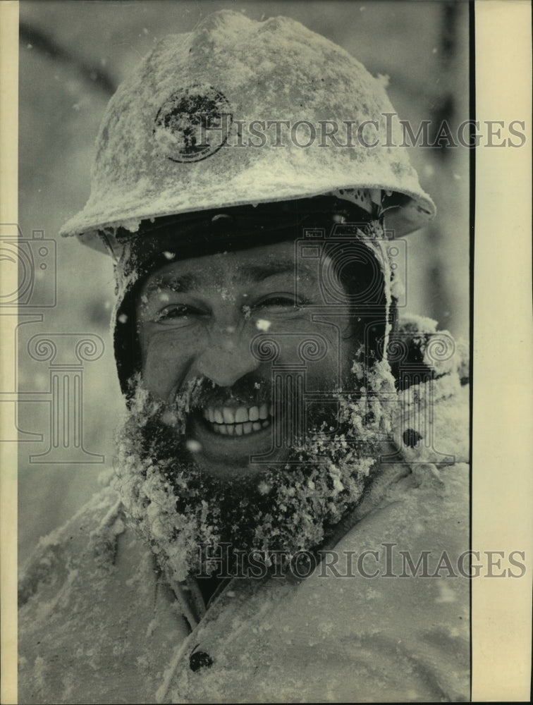 1986 Press Photo Smiling Ron Jones, crew member covered in snow, ice - mjc06397 - Historic Images