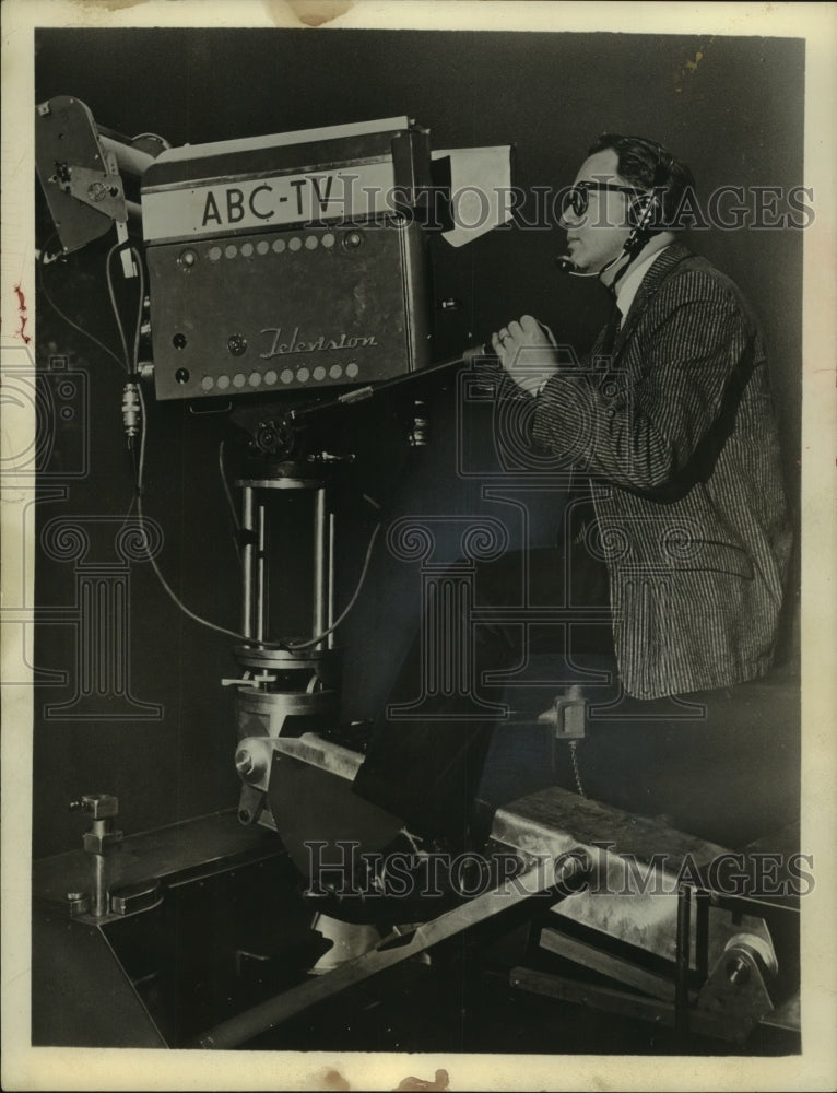 1959 Press Photo ABC-TV Cameraman Richard Kerr - mjc06399-Historic Images