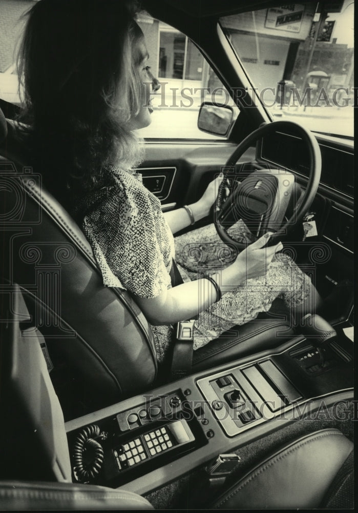 1984 Lincoln Mark VII owners in Milwaukee can use in car cell phone - Historic Images