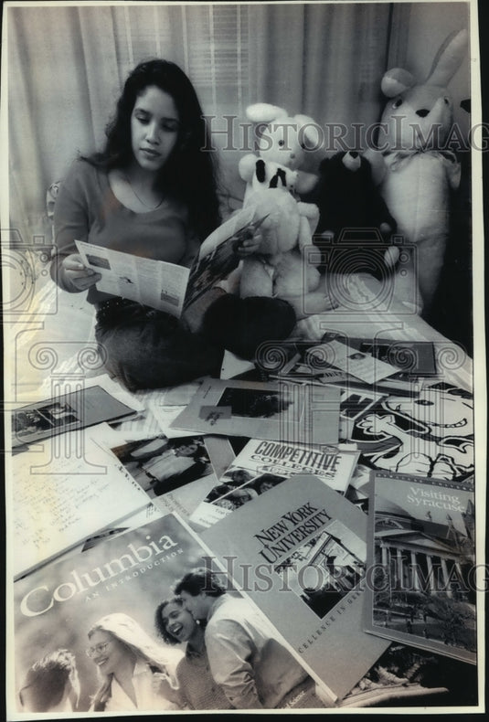 1994 Press Photo High school senior Ivelys Figuero with college entry material. - Historic Images