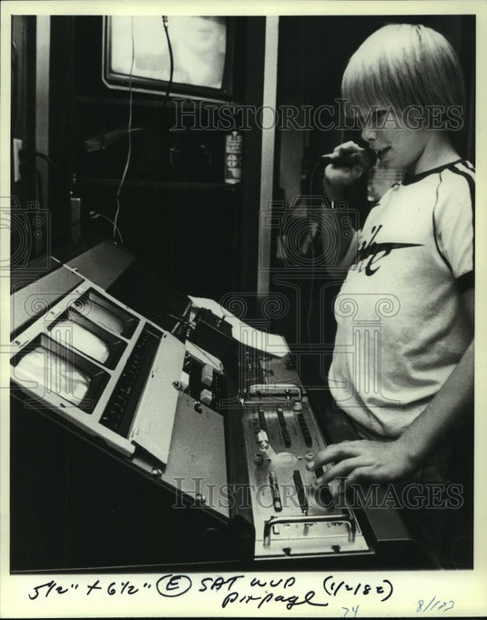 1982 Chris Kerwin talks on microphone in control room in studio - Historic Images
