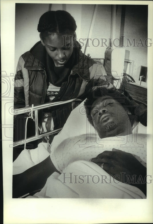1981, Ronald Taylor and daughter at Milwaukee General Hospital - Historic Images