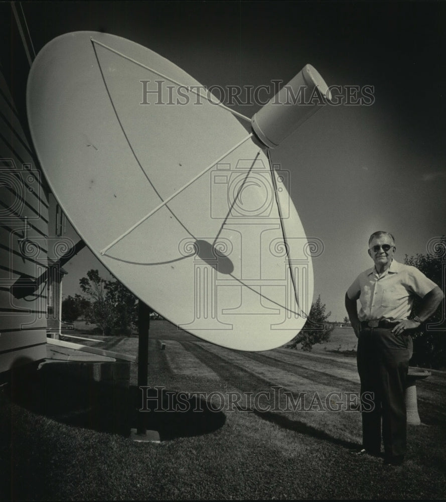 1984 Kenneth Pilgrim next to his dish antenna Wisconsin - Historic Images