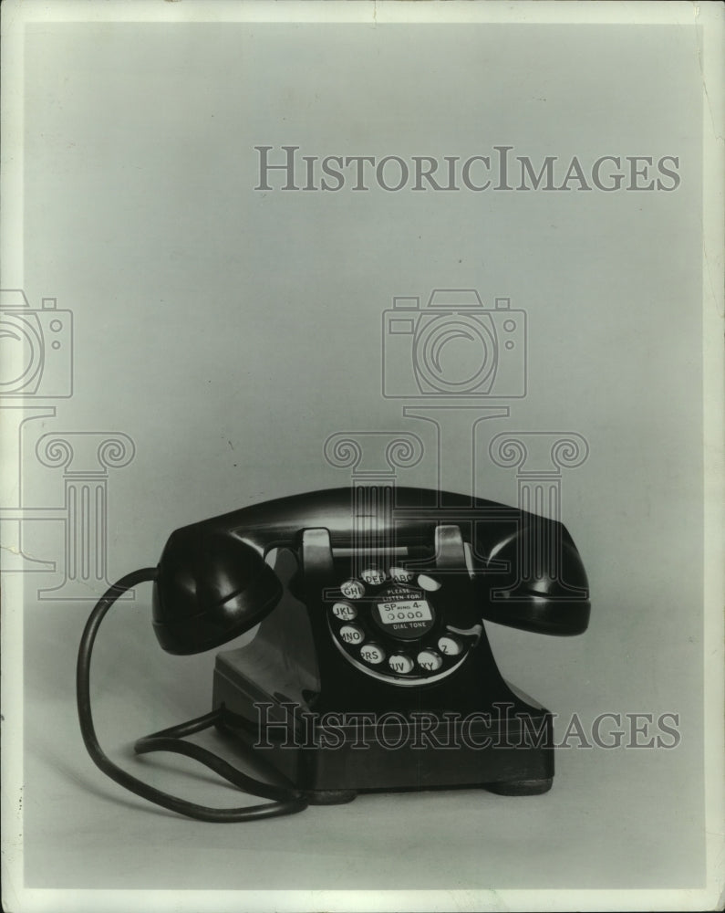 1986 Press Photo Desk phone, circa 1937, was in use through World War II. - Historic Images
