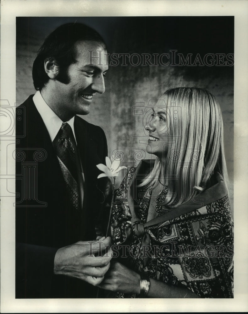 1972 Press Photo County Supervisor Fred Tabak gives Miss Barbara Strain a flower - Historic Images