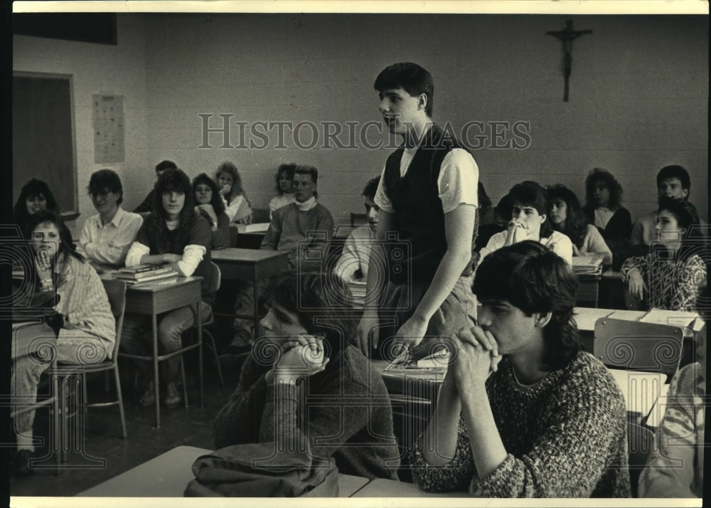 1988, Dan Jurgensen stands in class in Milwaukee, Wisconsin - Historic Images