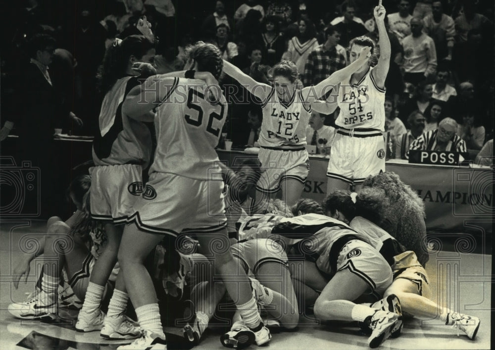 1992 Press Photo Pius XI High School girls basketball team at Milwaukee Arena - Historic Images