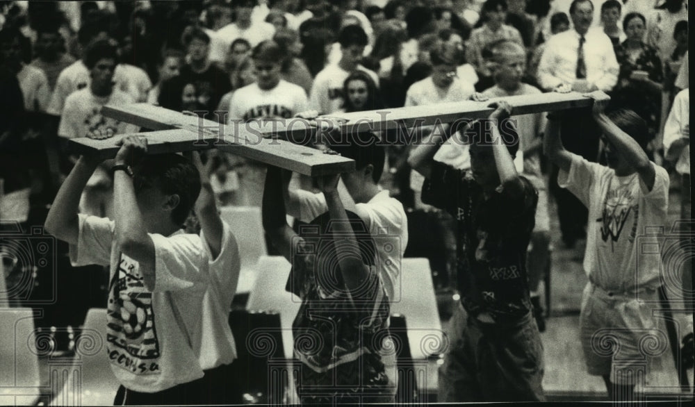 1993, St. Pius High School opens with a procession of cross-bearing - Historic Images