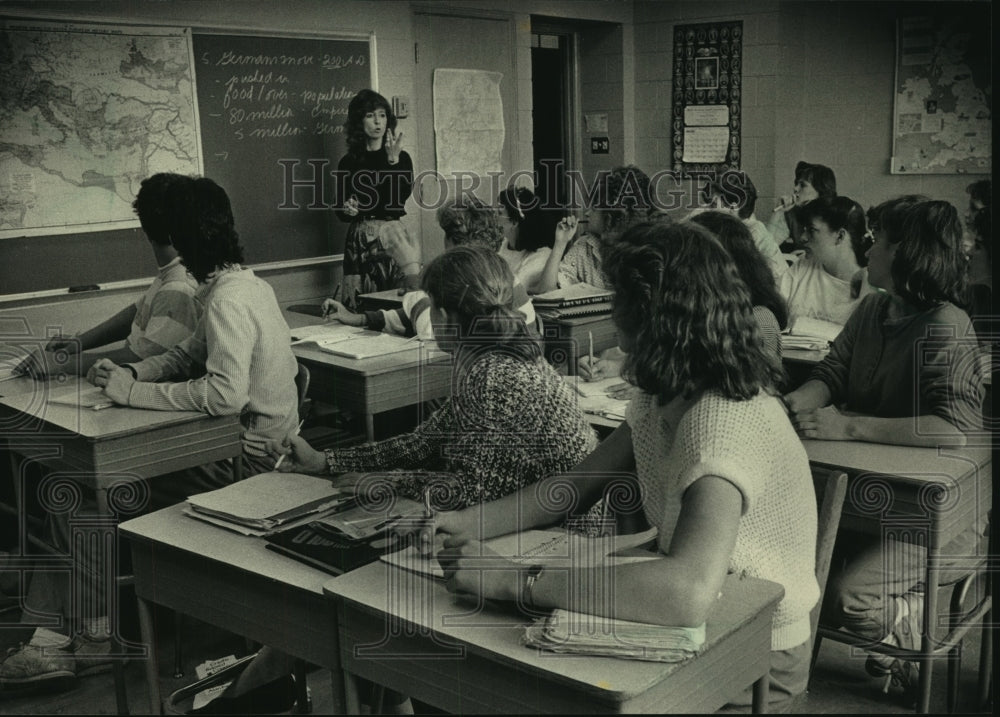 1987 Press Photo Vicki Bonesho teaches honor class Pius XI High School Wisconsin - Historic Images