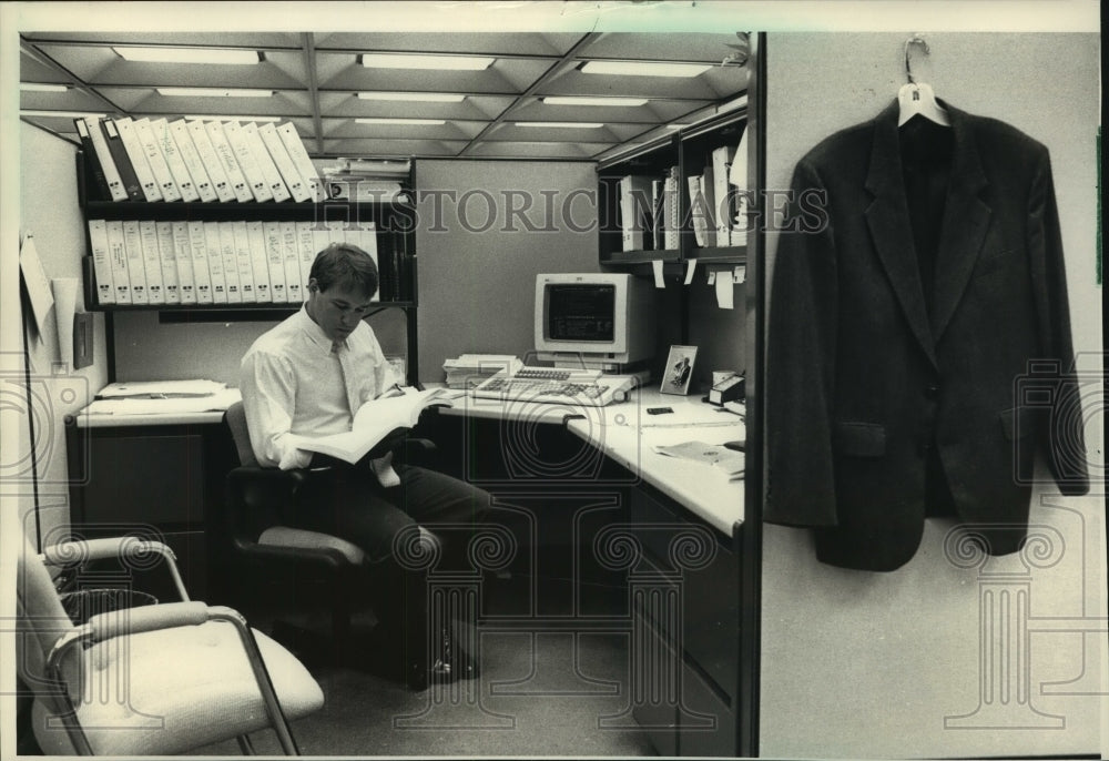 1988 Press Photo Bob Stubbe works in cubicle at Time Insurance Co, Milwaukee - Historic Images