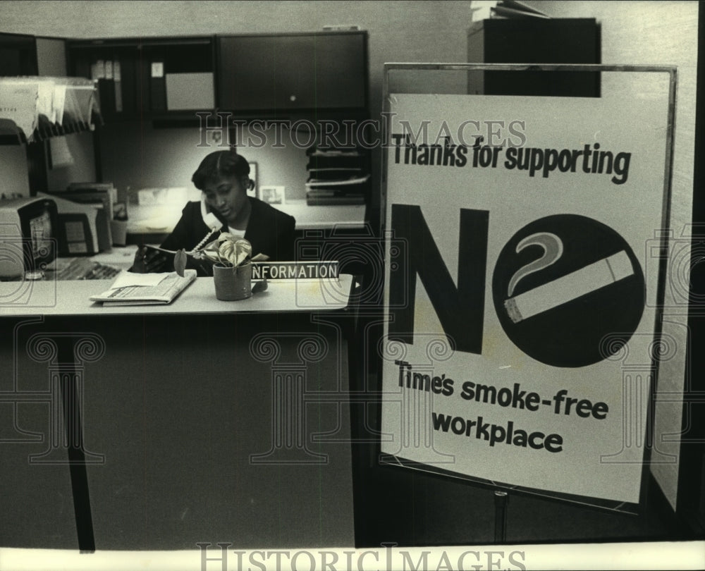 1990 Press Photo Julie Foster at her desk at Time Insurance in Milwaukee - Historic Images