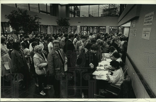 1989 Press Photo Employees sign up for "Gift of Time" at Time Insurance Co - Historic Images