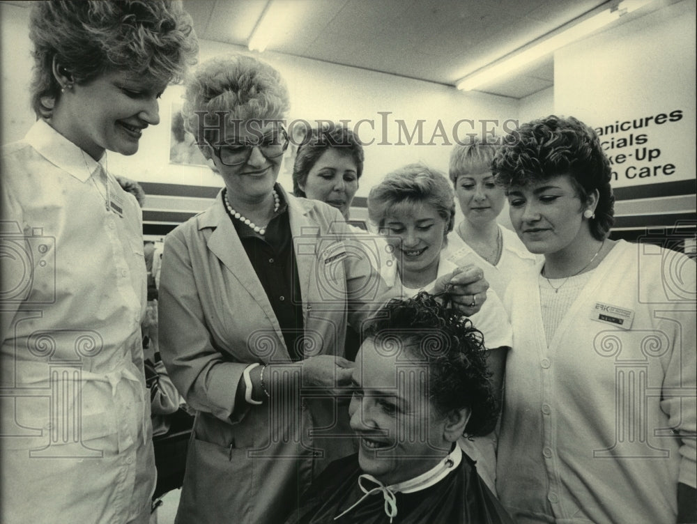 1988 Press Photo Instructor Catherine D&#39;Alessio Teaches Hair Styling to Students - Historic Images