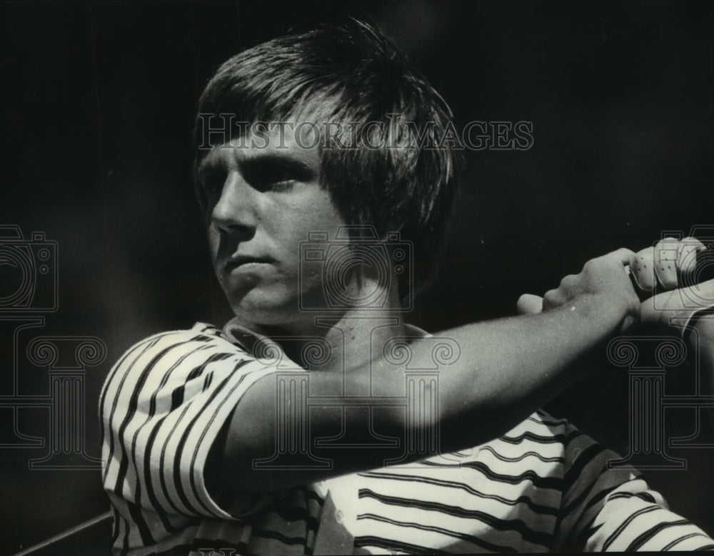 1979 Press Photo Bob Steffan watched his golf shot during Wisconsin Tournament- Historic Images