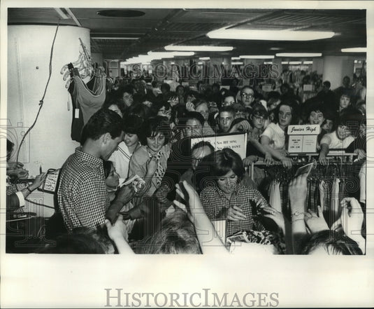 1964 Press Photo Television Stars Roger Smith and Kathy Nolan Sign Autographs - Historic Images
