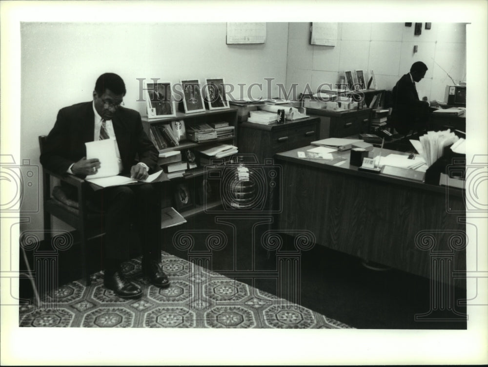 1994 Press Photo Orville Pitts in his office - mjc06689 - Historic Images