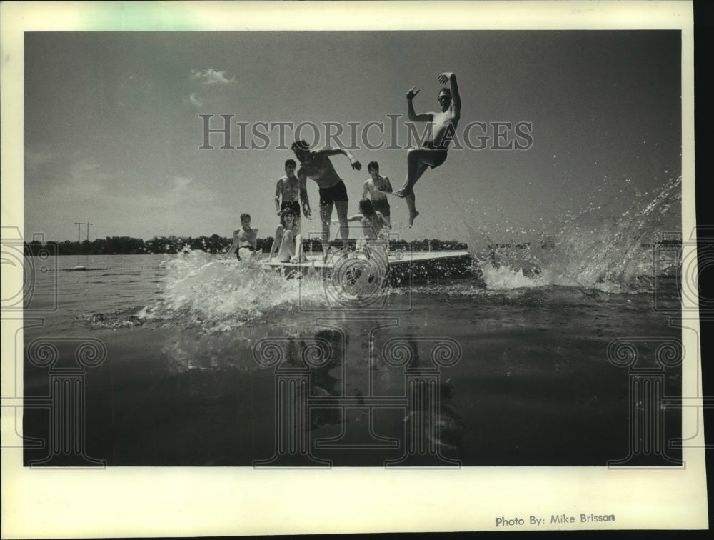 1986 Press Photo Teenagers jump into Wisconsin River near Stevens Point - Historic Images