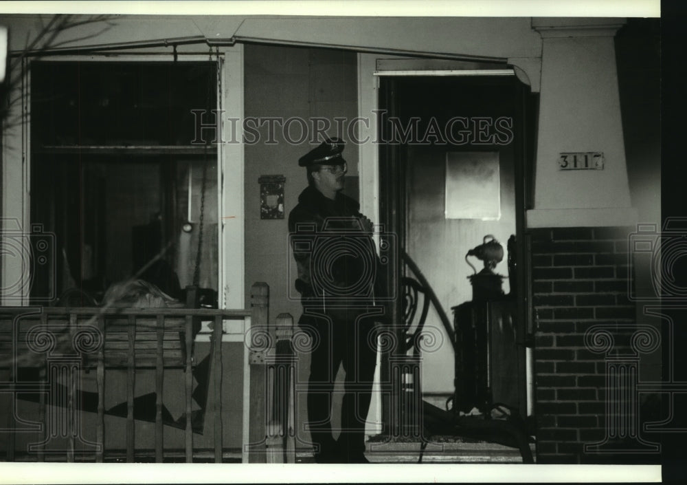 1993 Press Photo Milwaukee officer stands watch over scene of death of Golston - Historic Images