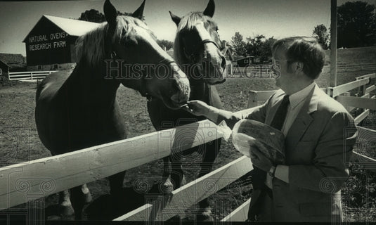 1988 Press Photo Paul Stitt, Owner of Natural Ovens Bakery Manitowoc, Wisconsin - Historic Images
