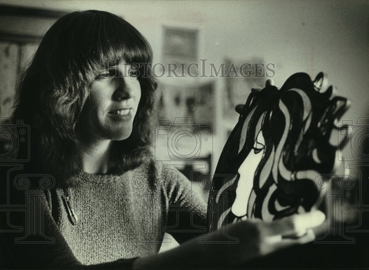 1980 Press Photo Kim Stock, stained glass artist, with her artwork in Milwaukee - Historic Images