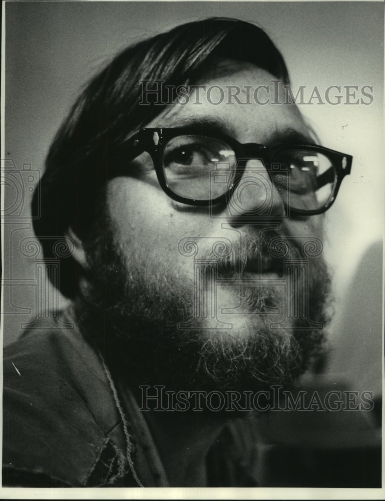 1972 Press Photo Georg Stocjievic editor of &quot;Honeybucket&quot; newspaper - mjc06720 - Historic Images