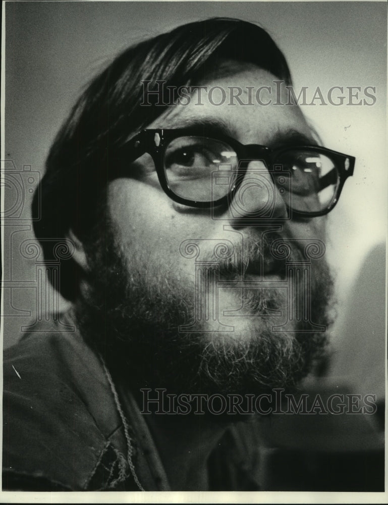 1972 Press Photo Georg Stocjievic editor of "Honeybucket" newspaper - mjc06720 - Historic Images