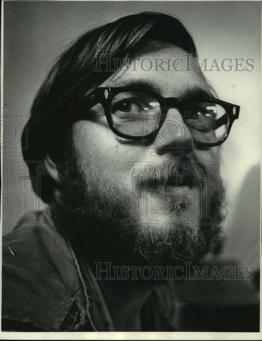 1972 Press Photo Georg Stocjievic editor of "Honeybucket" newspaper - mjc06720 - Historic Images