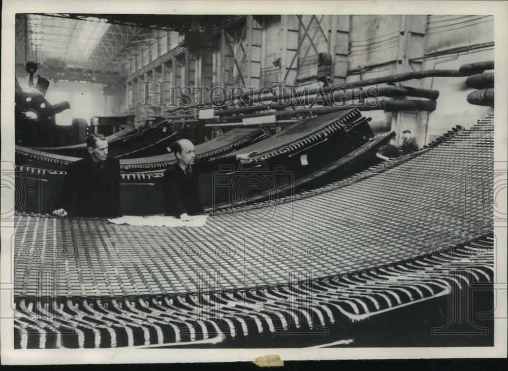 1954 Press Photo Strators at a Russian electrical manufacturing plant, Leningrad - Historic Images