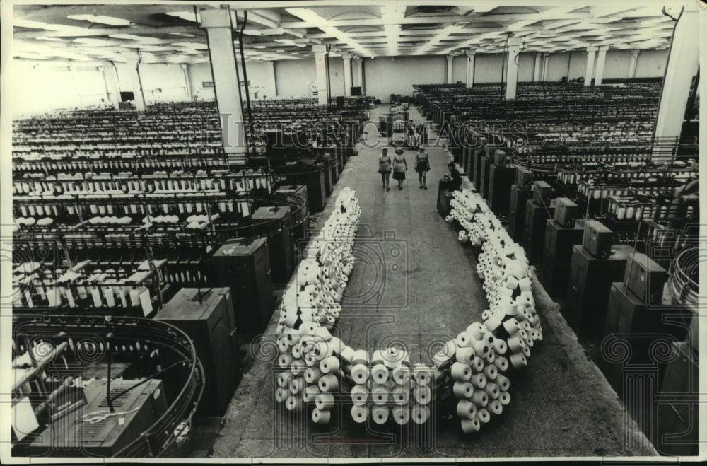 1977 Press Photo Worker in Tiraspola Mill Pulls Train of Cotton in Soviet Union - Historic Images