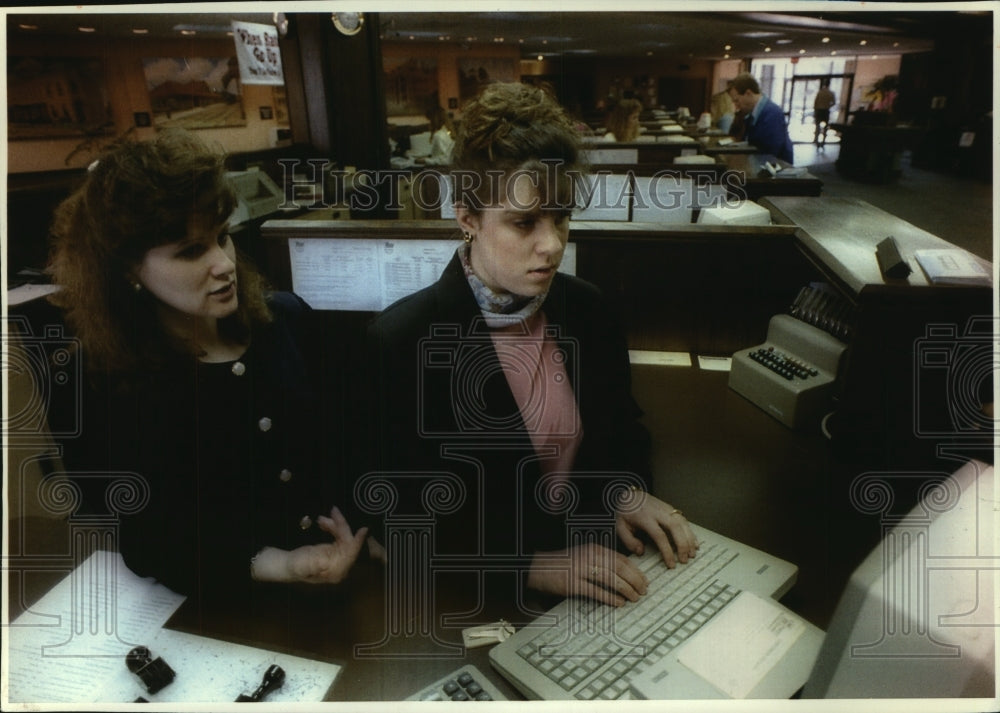 1994 Press Photo Head Teller Ripp with intern Venziano, Oconomowoc - mjc06744 - Historic Images