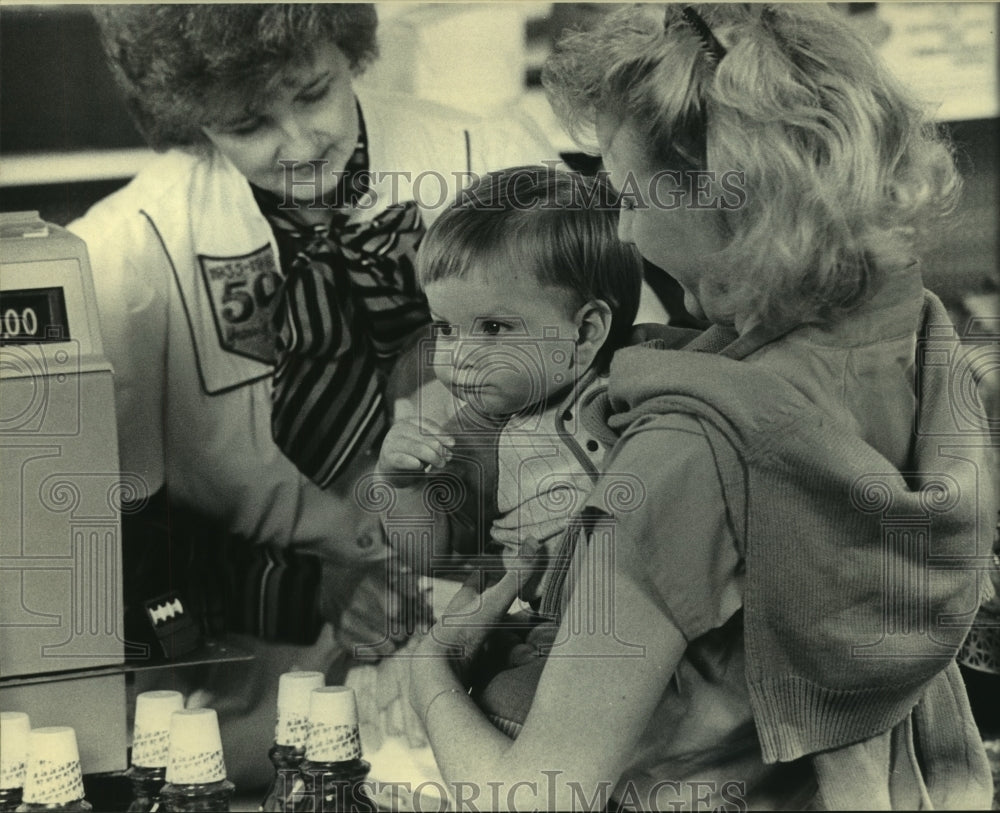 1985 Press Photo Mother and Child in a Grocery Store Television Commercial - Historic Images