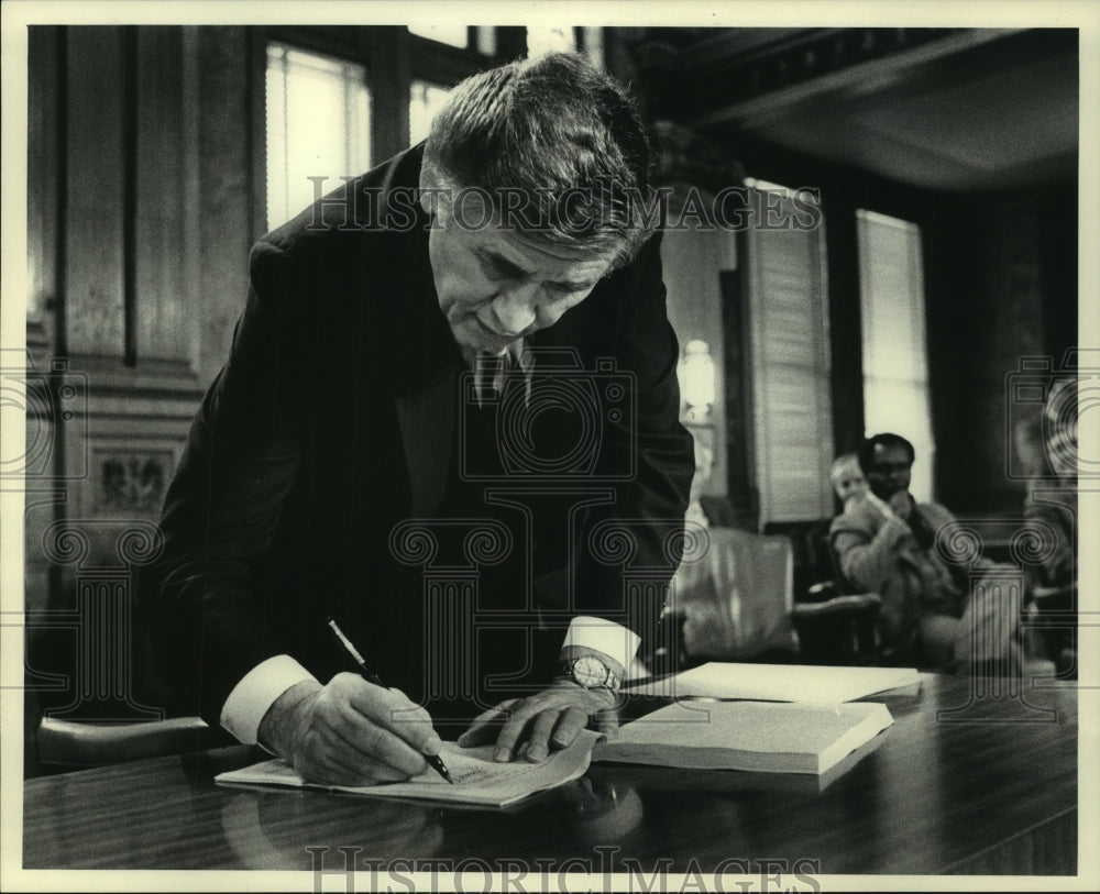 1983 Press Photo Mayor Maier signs with Warner Annex in City Hall, Milwaukee - Historic Images