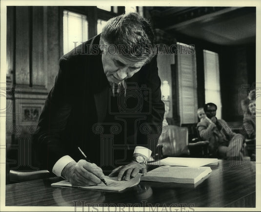 1983 Press Photo Mayor Maier signs with Warner Annex in City Hall, Milwaukee - Historic Images