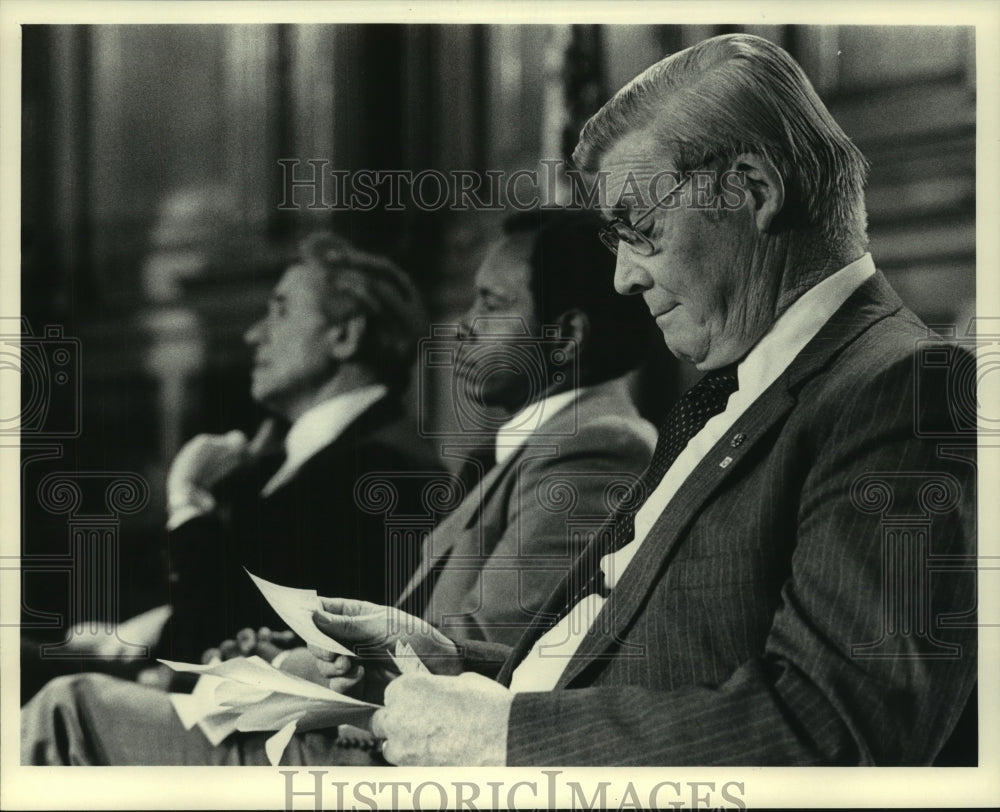 1983 Press Photo Jim McCann holds checks from Warner-Amex in Milwaukee city hall - Historic Images