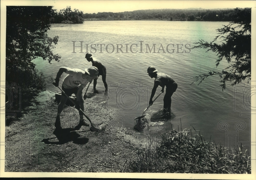 1986 Press Photo Youth Conservation Corps members work on boat ramp, Palmyra, WI - Historic Images