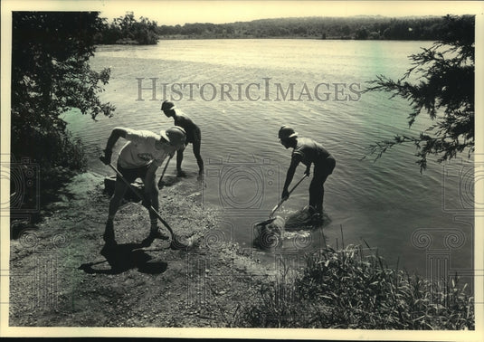 1986 Press Photo Youth Conservation Corps members work on boat ramp, Palmyra, WI - Historic Images