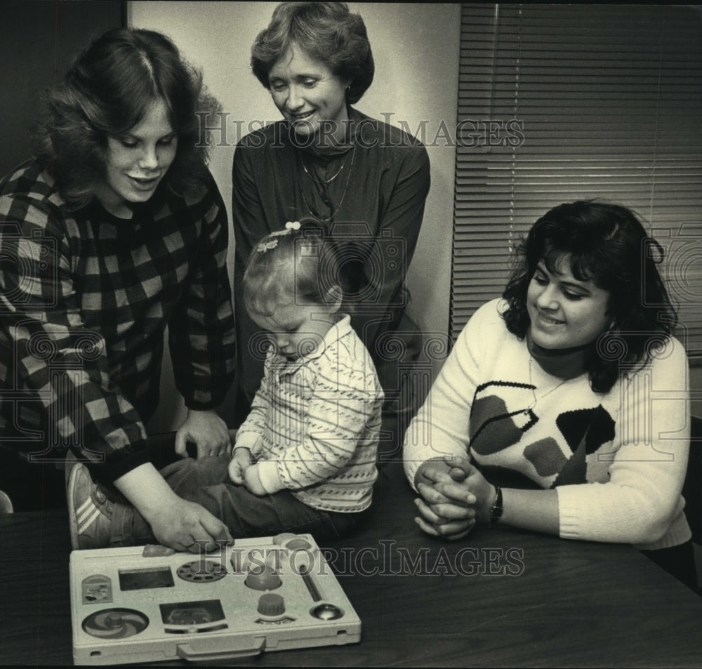1988 Gina Bowers and others, Teen Pregnancy Service, Milwaukee - Historic Images