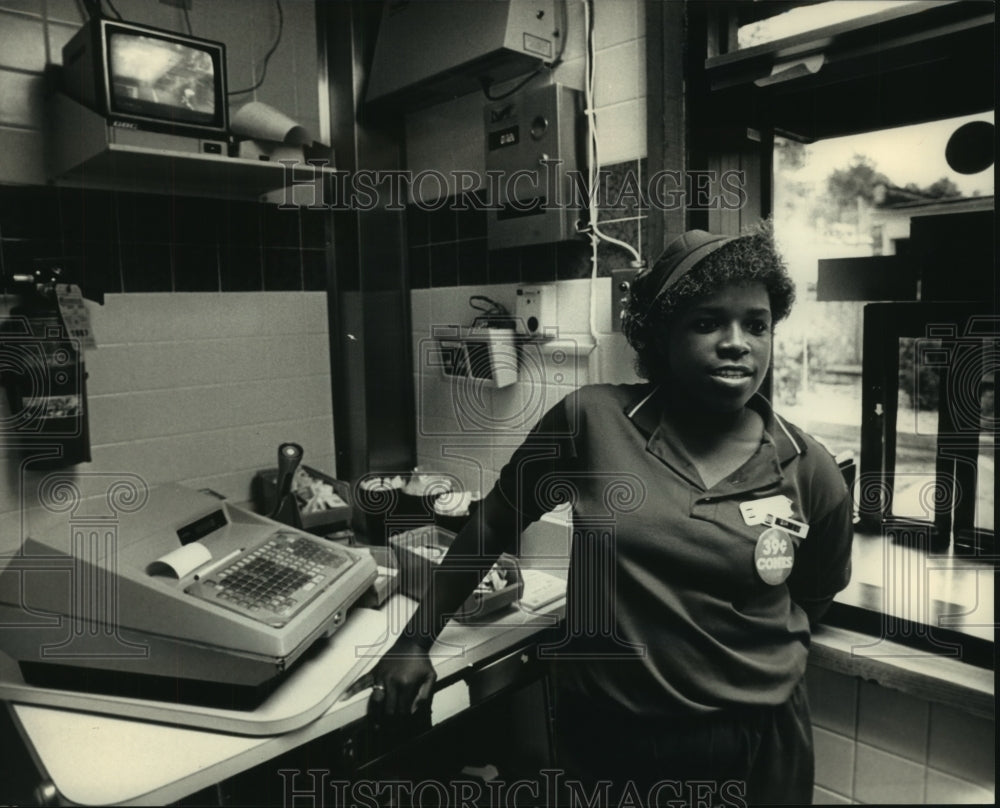 1988 Press Photo Gia Cooper, Riverside High School, works at Burger King - Historic Images
