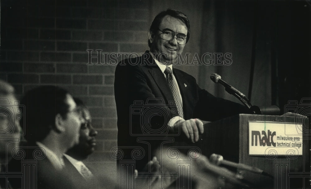 1988 Press Photo Governor Tommy Thompson promotes school voucher plan, MATC - Historic Images