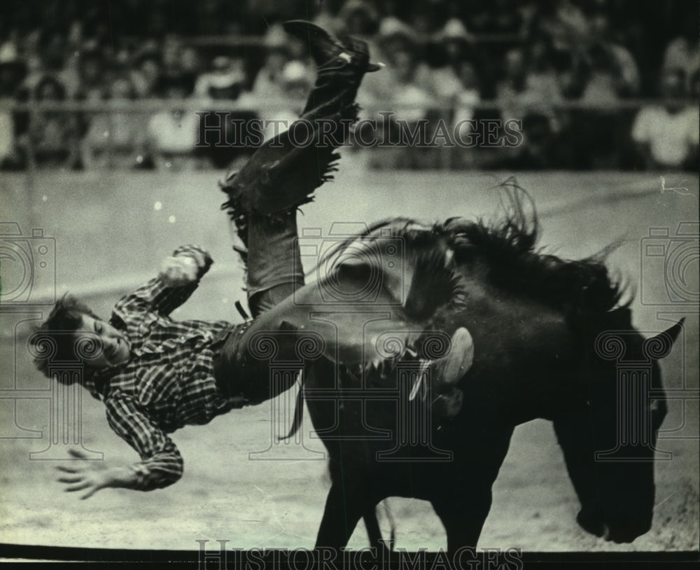 1981 Press Photo Thomas Silvers Riding Bronco at the Wonago Rodeo in Wisconsin - Historic Images