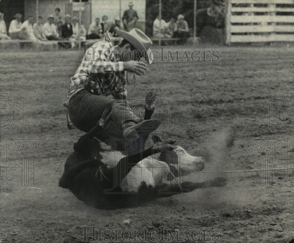 1962 Press Photo Cowboy Larry Davis Ropes Calf at Rodeo in Wisconsin - mjc06836 - Historic Images