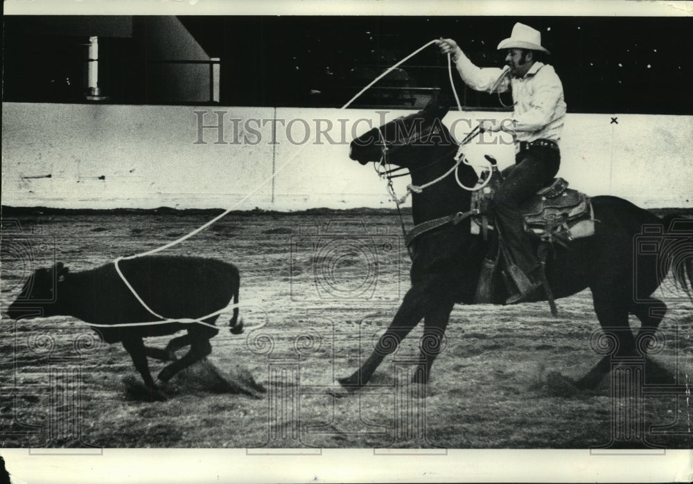1972 Press Photo Jerry Maull Roping a Calf at the Wonago Rodeo in Wisconsin - Historic Images