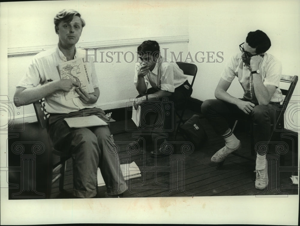 1965 Press Photo Russell Stetler, teacher, and others near Greenwich village - Historic Images