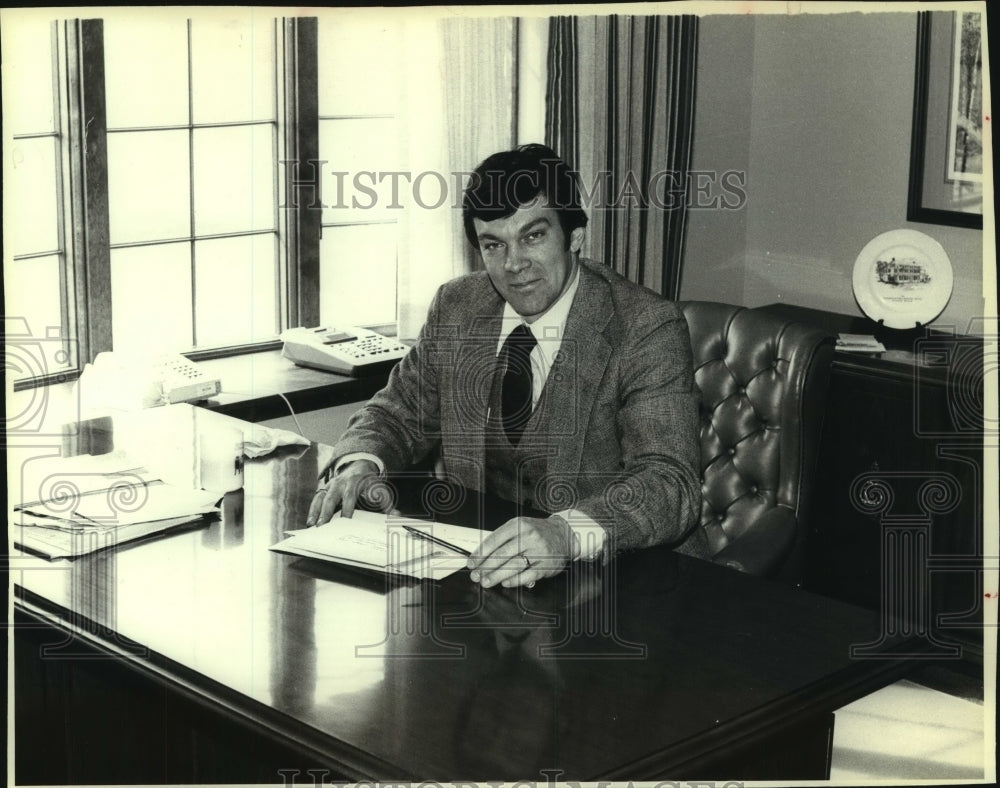 1980 Press Photo Al Sterner, The Village Bank, Elm Grove, Wisconsin - mjc06851 - Historic Images