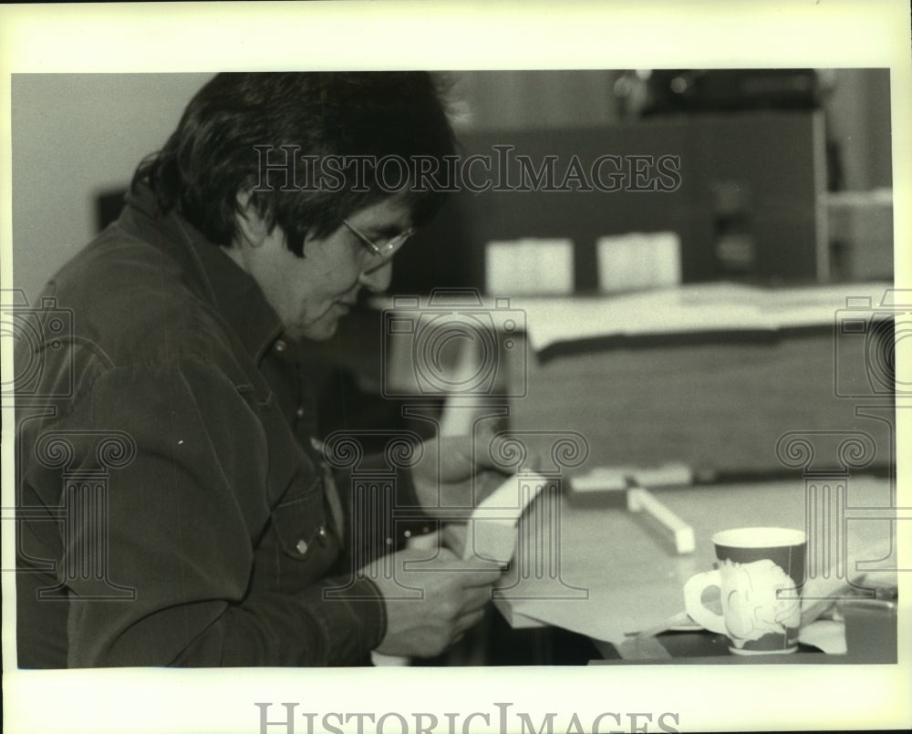 1986 Museum Director Robert Smith Working at Smithsonian Workshop - Historic Images