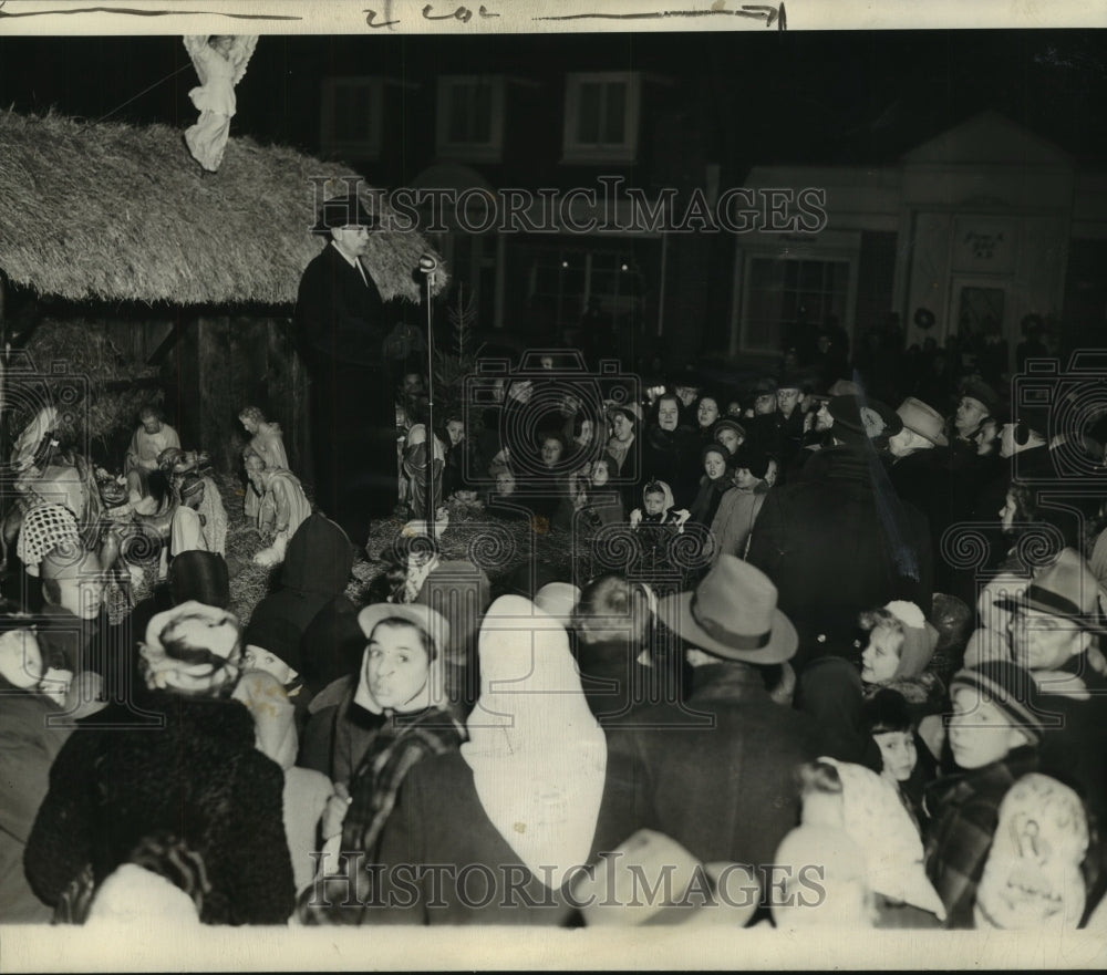 1943 Press Photo Shorewood Reverend M. M. Hogue Speaks to Crowd - mjc06876 - Historic Images